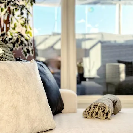 Skyroom - Sauna, Family-friendly & Skyline Views * Helsinki