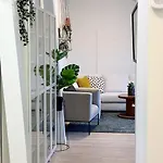 Skyroom - Sauna, Family-friendly & Skyline Views Apartmán *