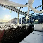 Skyroom - Sauna, Family-friendly & Skyline Views *