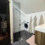 Skyroom - Sauna, Family-friendly & Skyline Views Apartmán